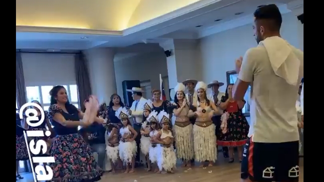 Mauricio Isla bailó cueca en la concentración de la Roja