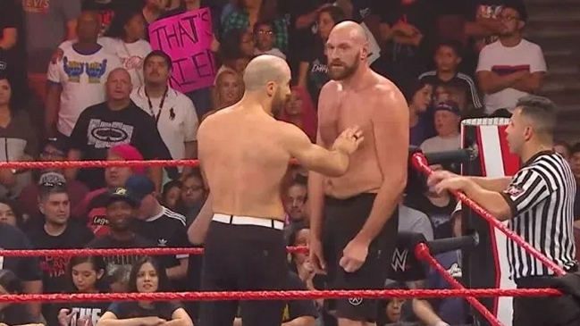 Tyson Fury noqueó a Cesaro luego del fin de las transmisiones de RAW