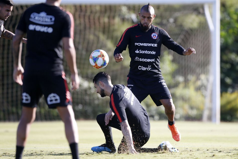 La distendida sesión de trabajos de la Roja: Vidal, Bravo y Medel tuvieron juegos con balón