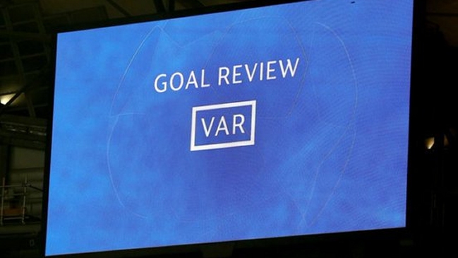 ¡Insólito! Desconectaron la pantalla del VAR para cargar un celular en partido de Arabia Saudita