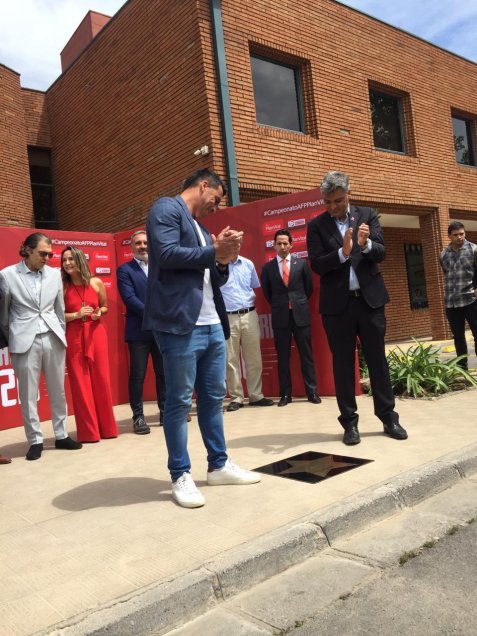 Esteban Paredes quedó inmortalizado en la ANFP con una estrella