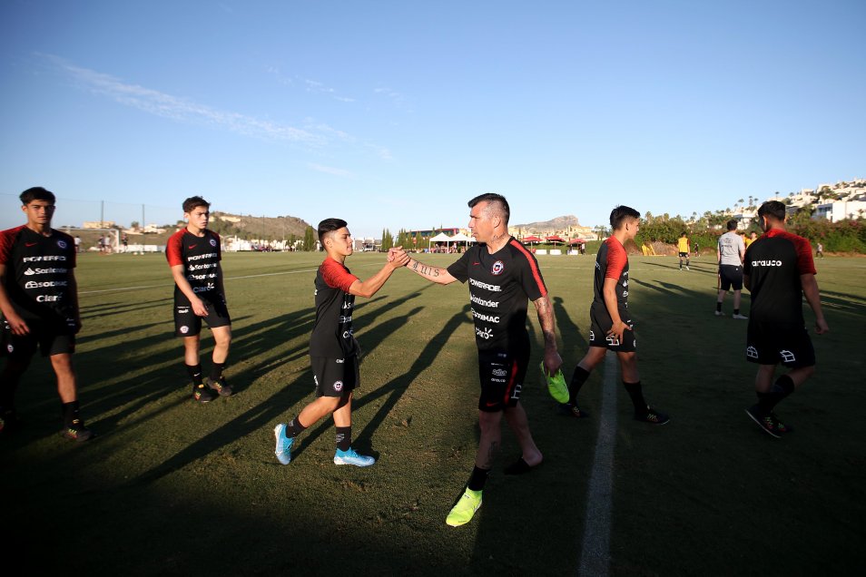 Duelo patriota en España: La Roja practicó junto con la selección sub 17 en Murcia