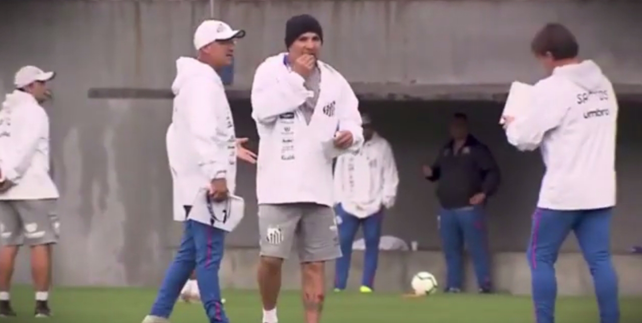 ¿Pero, qué hace? Sampaoli se comió un pedazo de sus apuntes en la práctica de Santos