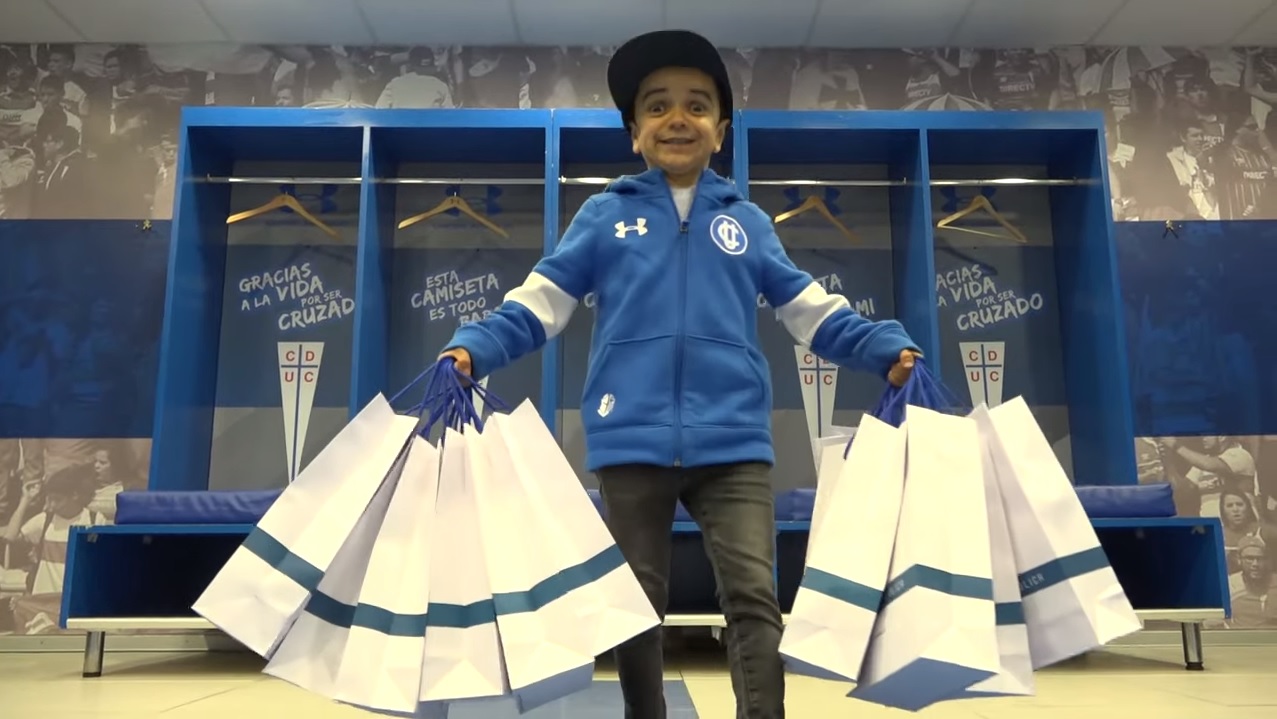 La UC a través de “Miguelito” donó indumentarias a niños de un pueblo peruano