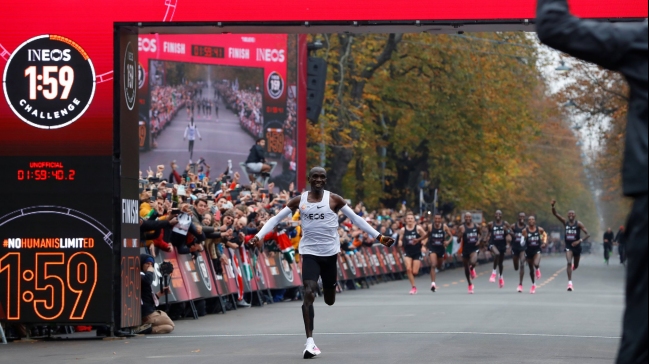 ¡Lo logró! Eliud Kipchoge rompió los relojes en el maratón y bajó de las dos horas