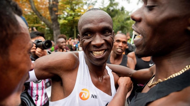 La celebración de Eliud Kipchoge tras bajar las dos horas en el maratón