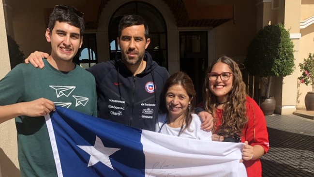 El notable gesto de Claudio Bravo con un hincha de la Roja en España