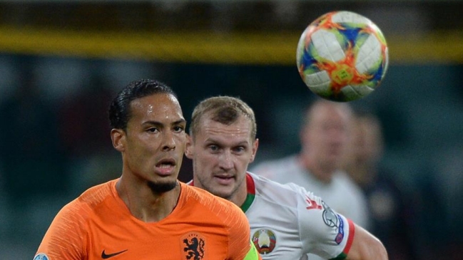 Holanda batió a Bielorrusia y mantuvo el liderato de su grupo en las clasificatorias de la Eurocopa
