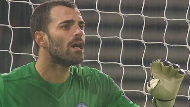 Portero de San Marino protagonizó insólito blooper al tomar un balón fuera de su área