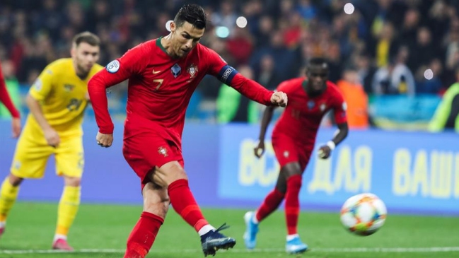 Cristiano marcó su gol 700 en caída de Portugal ante Ucrania en las clasificatorias de la Euro