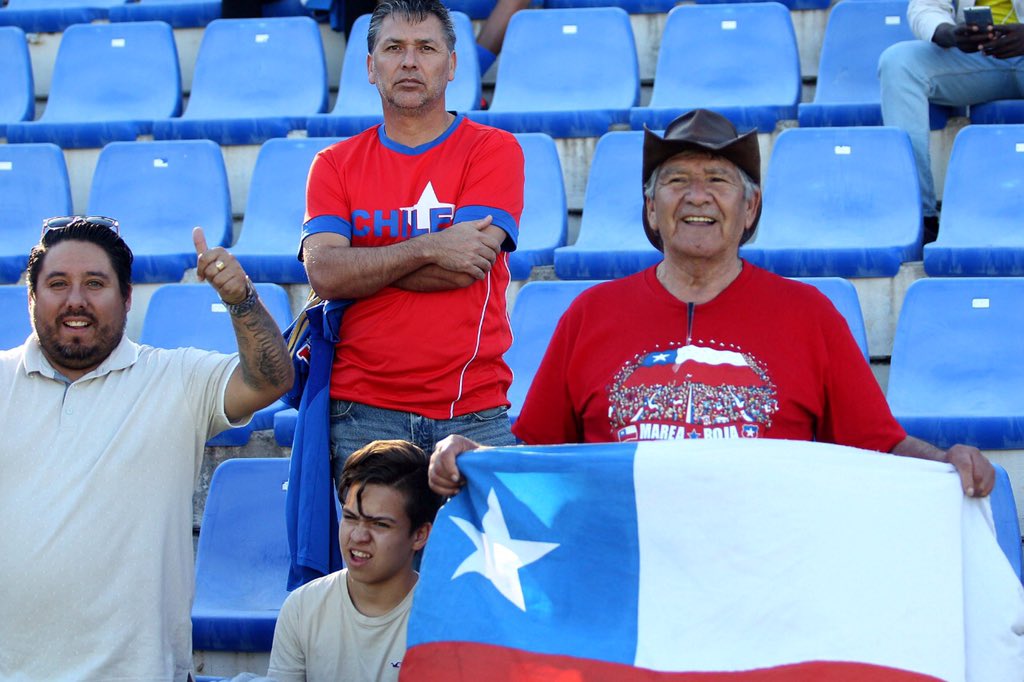 Hinchas de la Roja cantaron con emoción el himno de Chile en Alicante