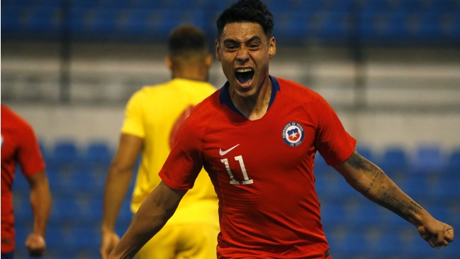 Felipe Mora remató con una volea para dar vuelta el marcador ante Guinea