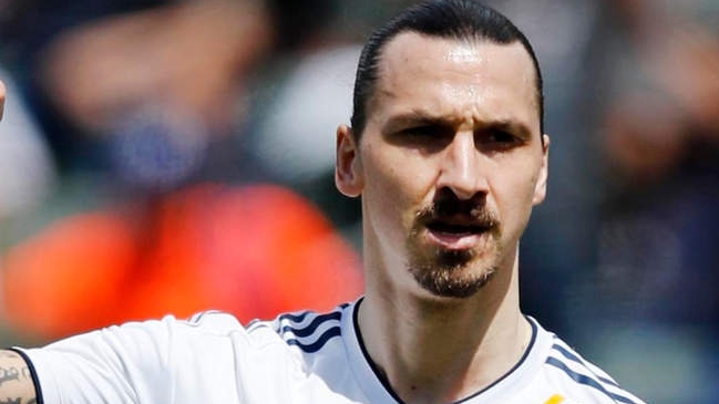 Zlatan Ibrahimovic realizó una maniobra “espacial”: “Llevo mis pelotas a la Luna”