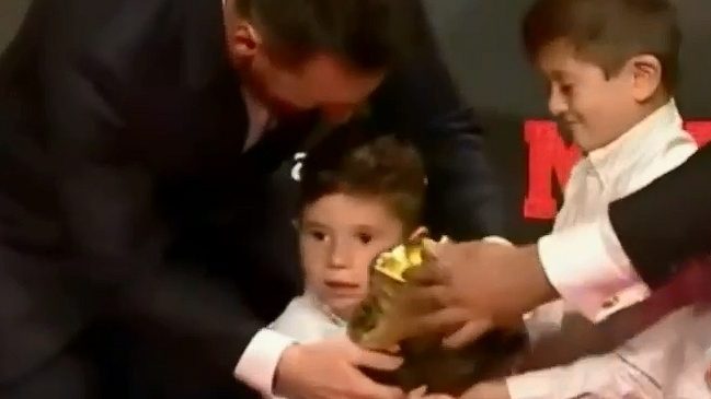Mateo Messi se robó los focos durante entrega del Botín de Oro a su padre