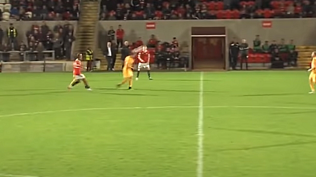 A lo Martín Palermo: Defensor anotó un golazo de cabeza desde mitad de cancha