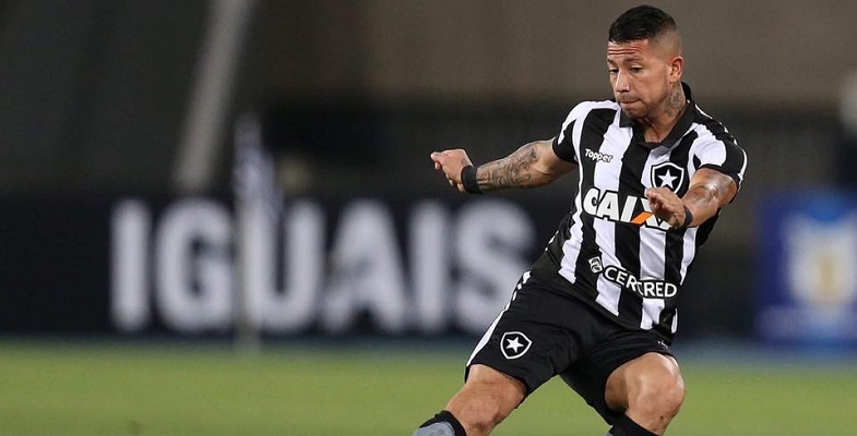 Leonardo Valencia no logró evitar caída de Botafogo ante Vasco da Gama en Brasil