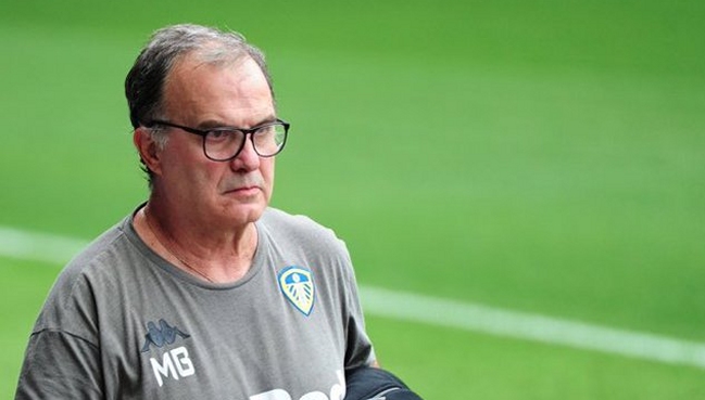 Marcelo Bielsa sorprende en gala de Leeds United con su vestimenta