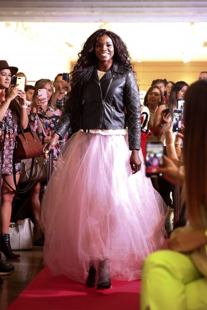 Caterine Ibargüen lució su lado fashion durante un desfile en Medellín