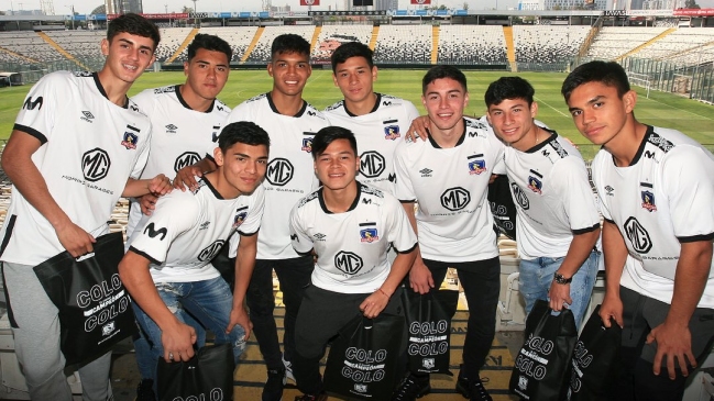 Jugadores sub 17 de Colo Colo que disputarán el Mundial firmaron su primer contrato profesional