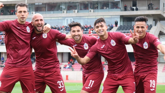 Deportes La Serena goleó a Unión San Felipe y quedó al acecho del liderato de la Primera B