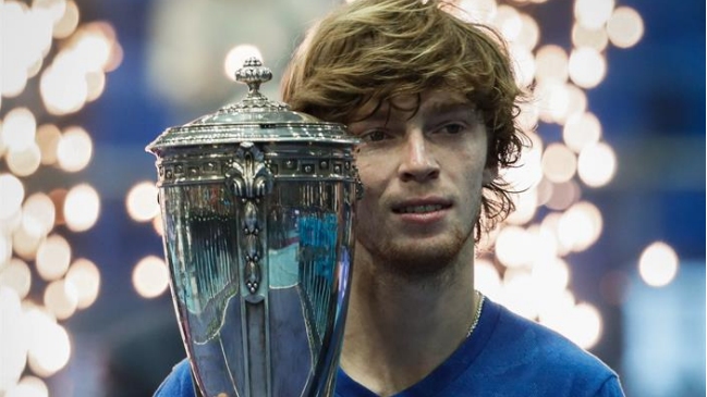 Andrey Rublev barrió con Adrian Mannarino y se proclamó campeón en Moscú