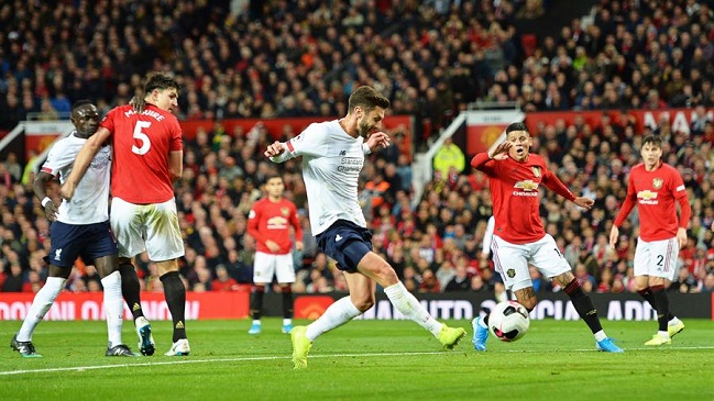 Liverpool salvó un empate frente a Manchester United gracias a Lallana