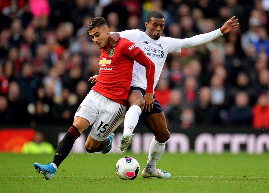 Manchester United y Liverpool se repartieron el botín en el clásico inglés