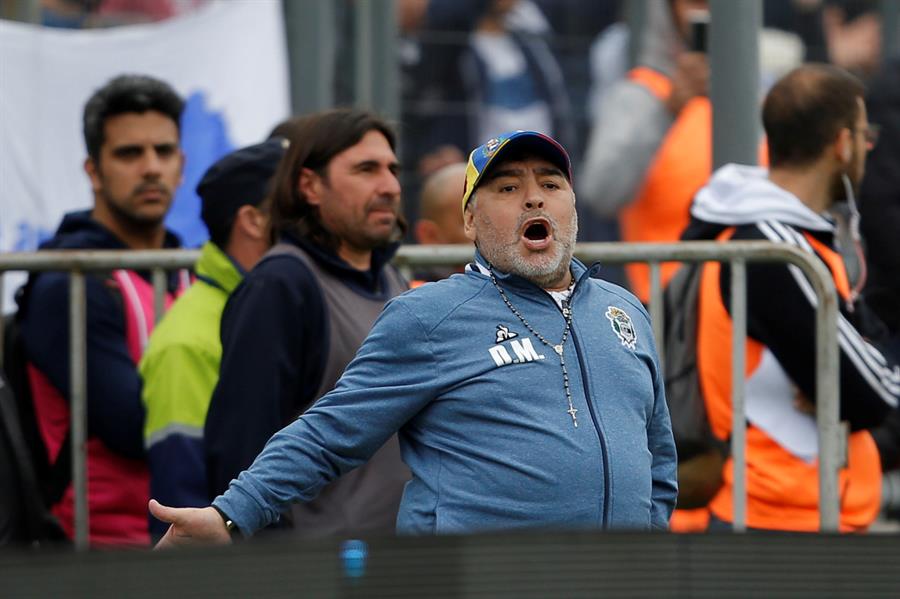 Corpóreo de Maradona fue furor en la previa al partido de Gimnasia