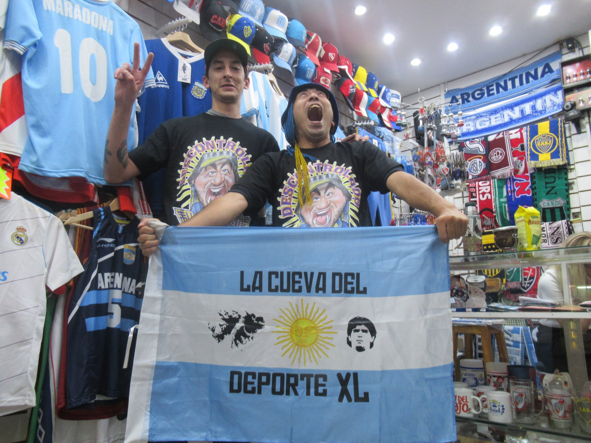¡Lo hizo otra vez! Hincha japonés de Boca Juniors viajó para estar en el clásico ante River Plate