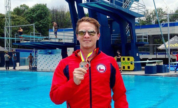 La potente pancarta de un clavadista del Team Chile en las protestas