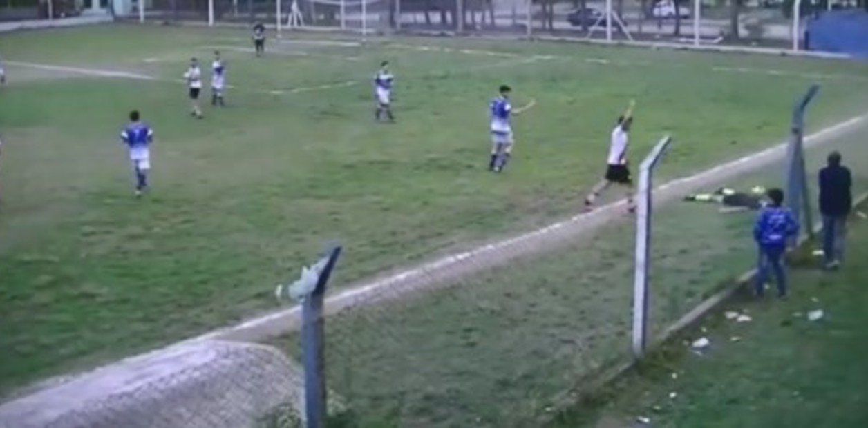 Juez de línea se desmayó tras un pelotazo y el partido debió suspenderse