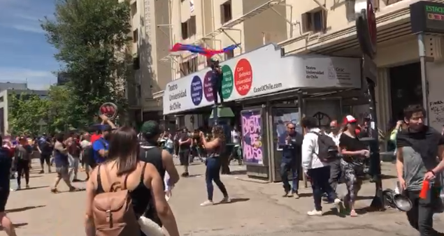 Barristas de Universidad de Chile llegaron a Plaza Italia para sumarse a las protestas