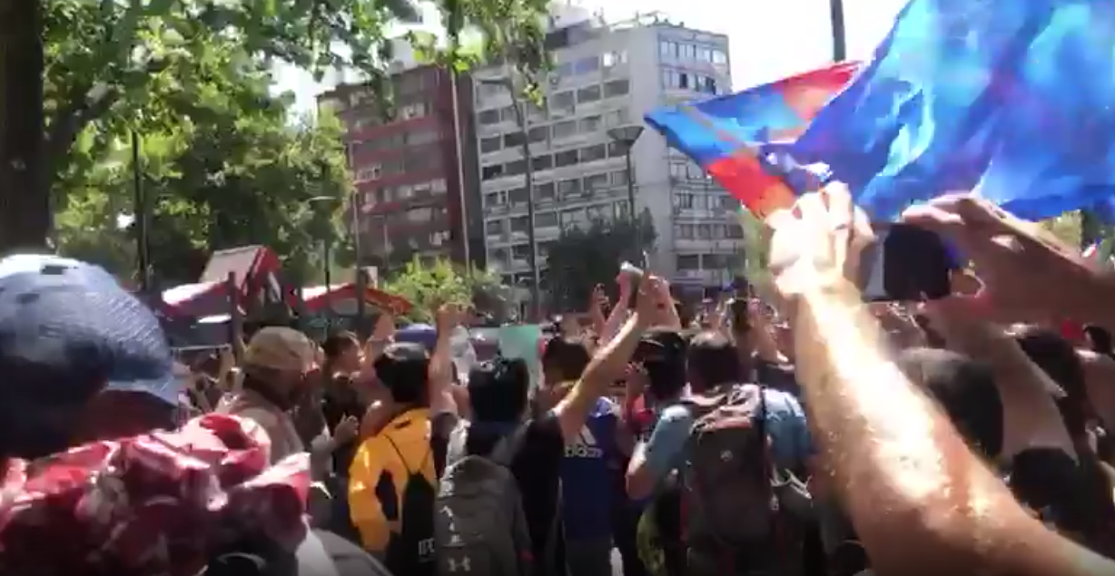 Barristas de Los de Abajo le dedicaron cánticos a militares en Plaza Italia