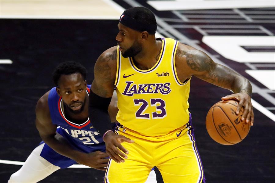 Kawhi Leonard le ganó el duelo a LeBron James en la jornada inaugural de la NBA