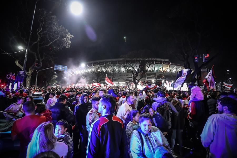 Así celebraron los hinchas de River Plate en las afueras del Monumental