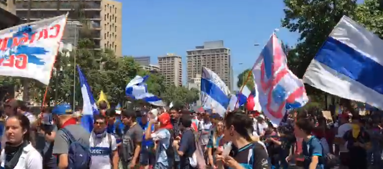 Hinchas de la UC llegaron a marcha por la Alameda para sumarse a manifestaciones