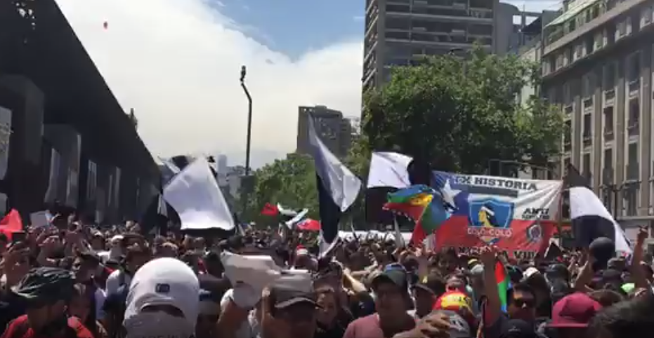 Barristas de Colo Colo se unieron a la marcha por la Alameda