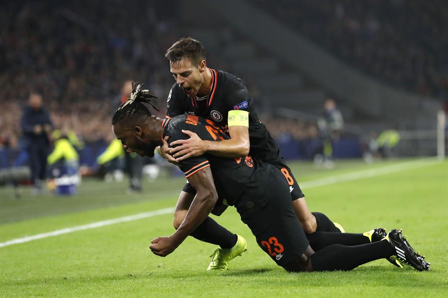 Chelsea batalló para superar la ofensiva de Ajax en Amsterdam