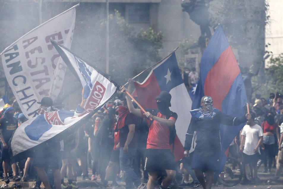Barristas de Colo Colo y Universidad de Chile se unieron para marchar