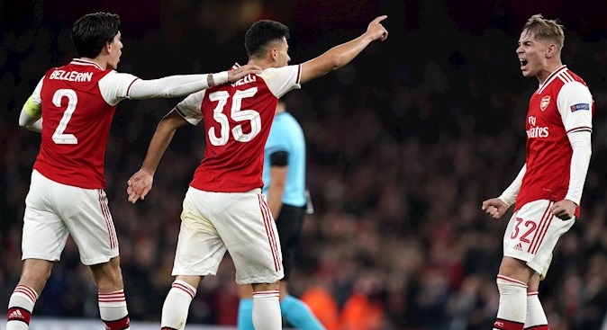 Arsenal superó sobre la hora a Vitoria Guimaraes y mantuvo el liderato en la Europa League