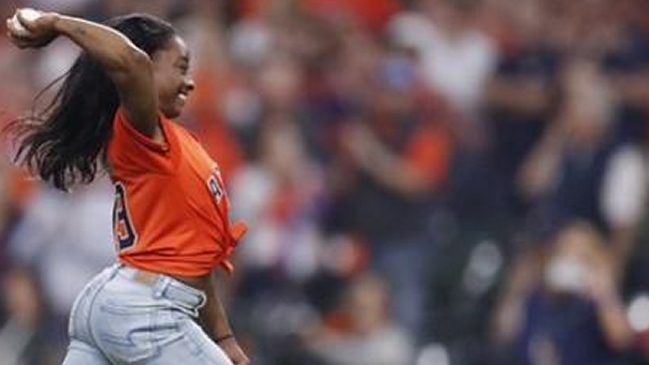 Simone Biles se lució con pirueta en el saque de honor de la Serie Mundial de béisbol