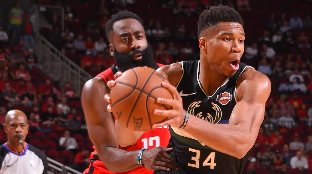 Giannis Antetokounmpo firmó un triple-doble y amargó con los Bucks el estreno de Houston Rockets