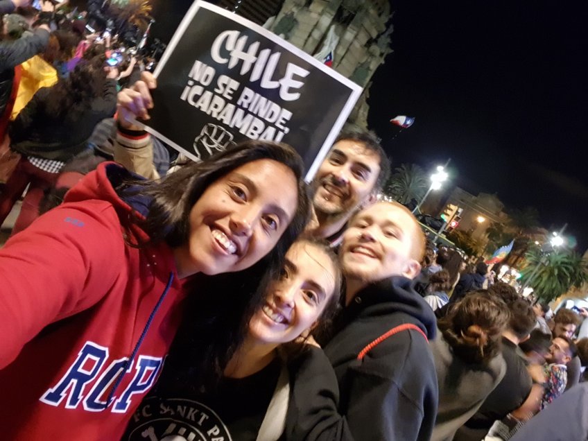 “¡Chile no se rinde!”: Daniela Seguel participó en una marcha en Barcelona