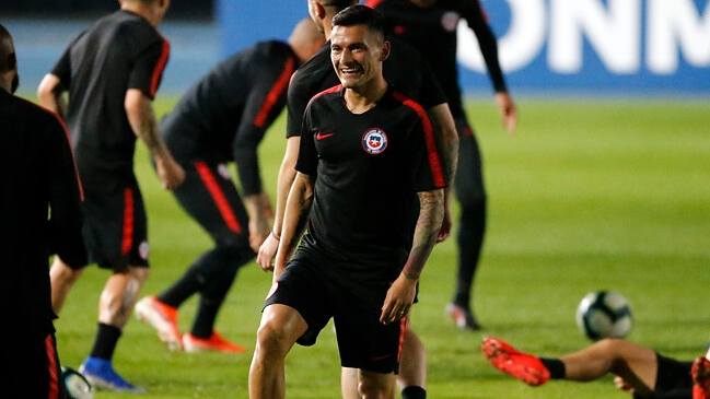 Aránguiz por afiche que decía “Charles Presidente”: ¿No será mucho, digo yo?