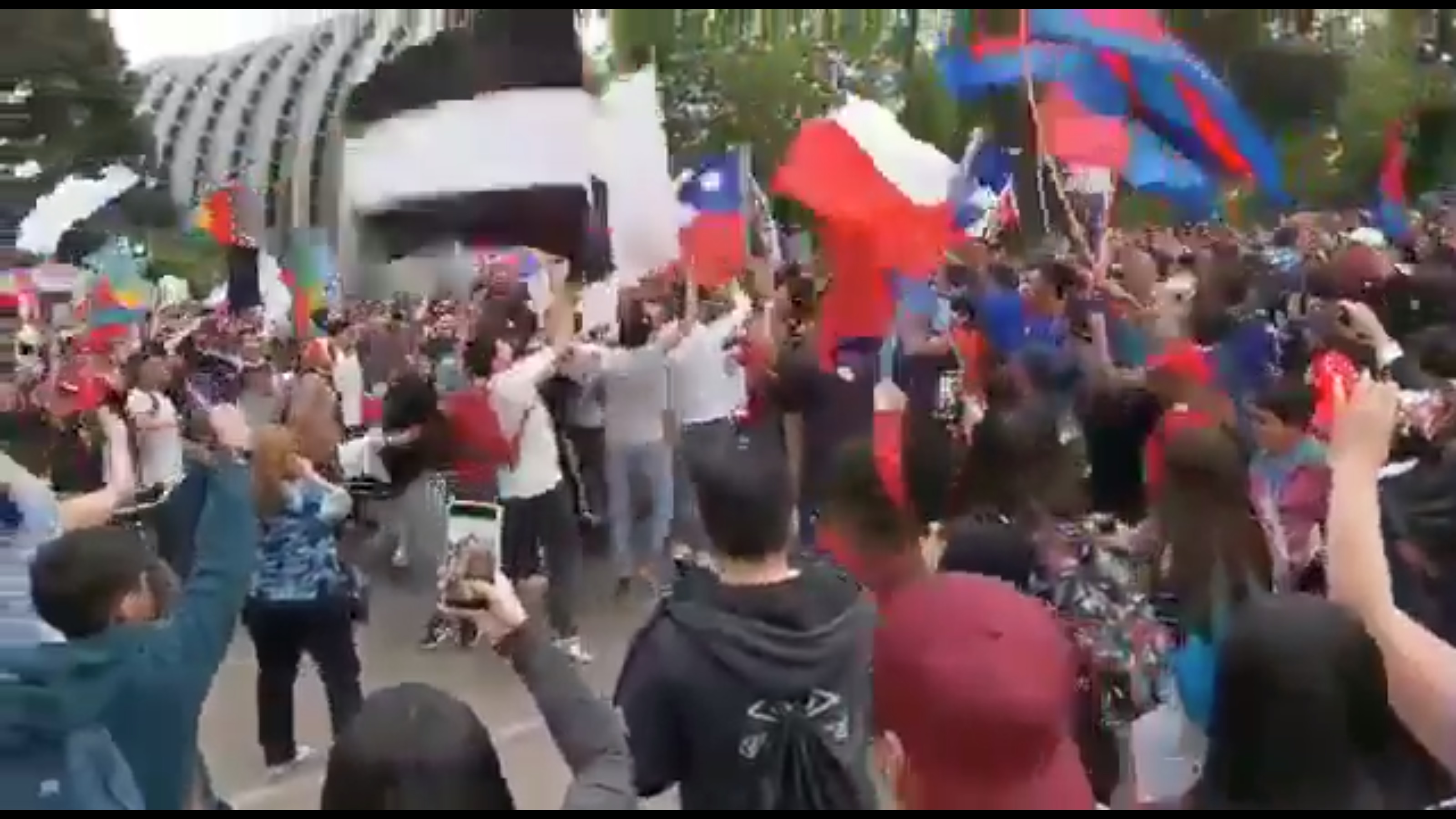 El aplaudido encuentro de hinchas de Colo Colo y de la U en la marcha que se realizó en Chillán