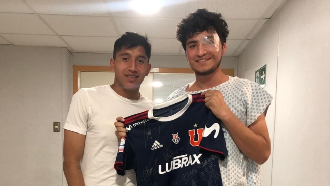 Universidad de Chile obsequió camiseta a hincha que fue herido por una bala en manifestaciones
