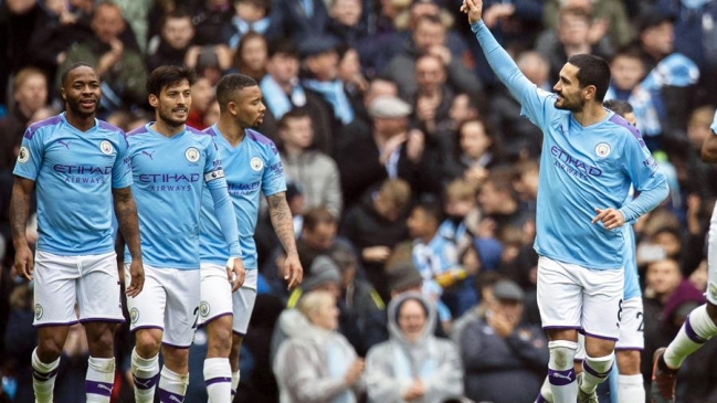 Manchester City vapuleó a Aston Villa y se mantuvo a la caza de Liverpool en Inglaterra