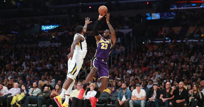 Los Angeles Lakers logró su primer triunfo de la temporada al batir a Utah Jazz