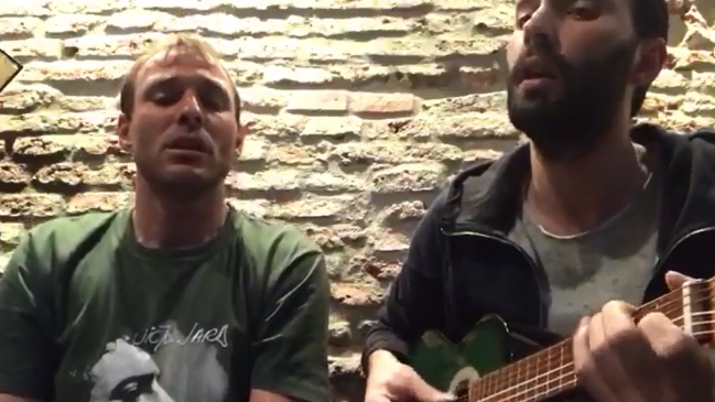 Ex Deportes Temuco Mathias Riquero mostró su apoyo cantando “Yo pisaré las calles nuevamente”