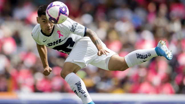 Felipe Mora vio acción en dura derrota de Pumas UNAM ante Querétaro en México